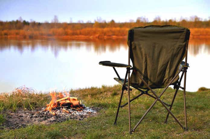 収束式のキャンプ椅子が湖畔に置かれている