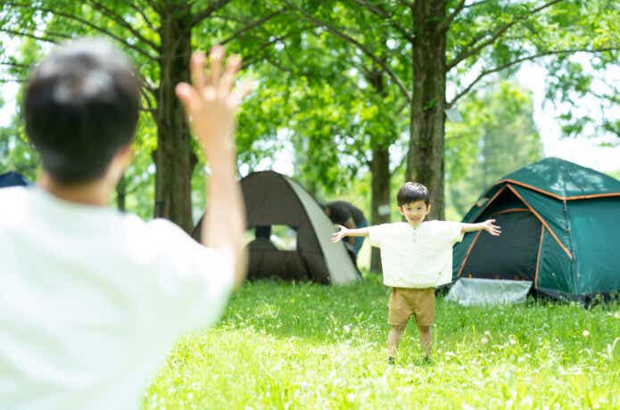 キャンプ場で遊ぶ子供