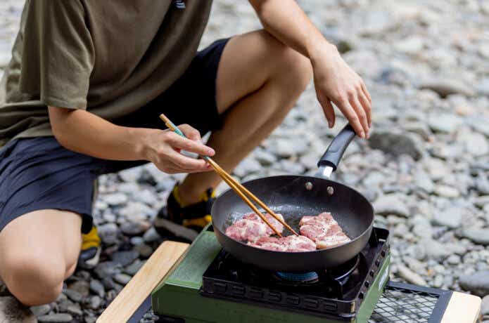 キャンプで料理をする男性