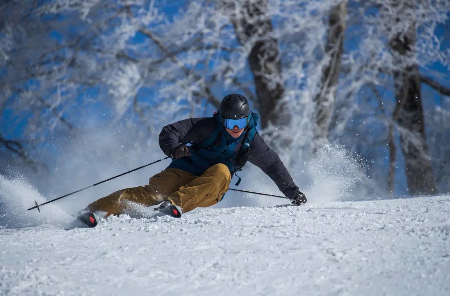 スキーをする男性