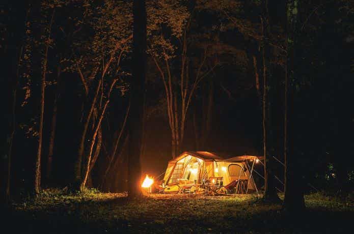 夜にファミリーテントでキャンプ