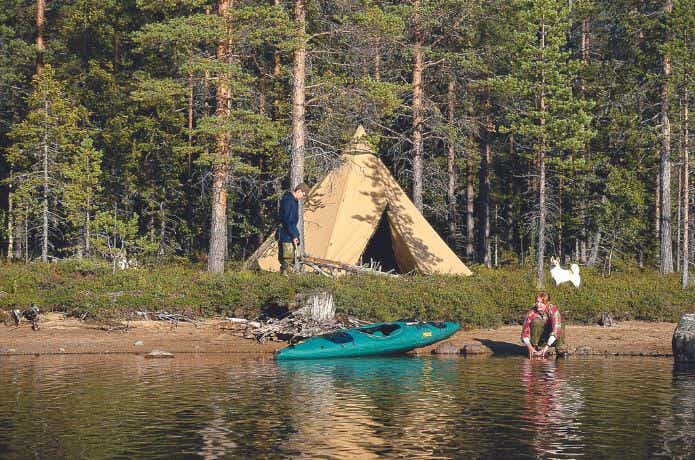 湖畔に建ったテンティピのテント