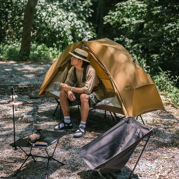 ネイチャーハイク「Canyon ワンタッチテント」に腰かけている男性