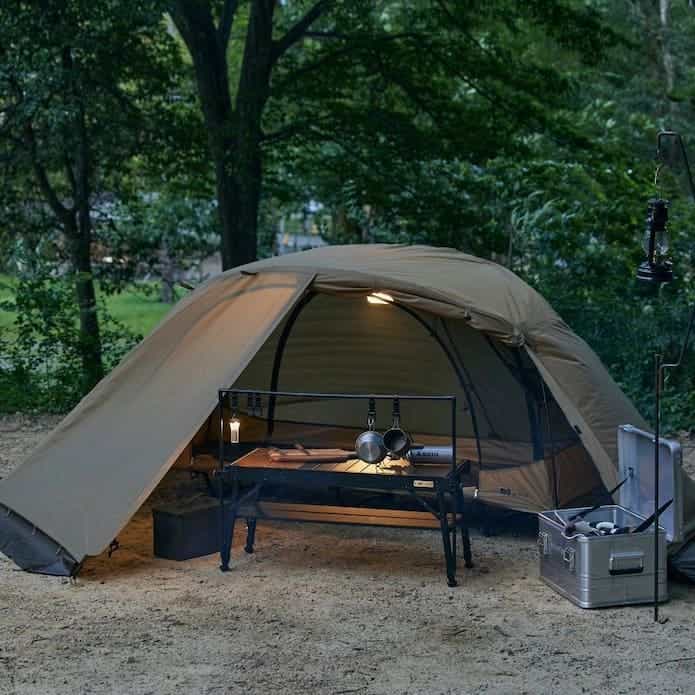 WAQ「WAQ ASTRA CT 2WAYコット専用テント」でキャンプをしている