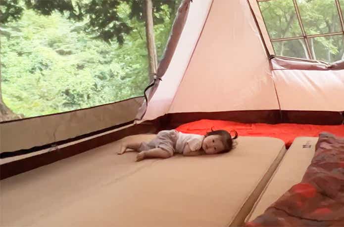 WAQ「リラクシング キャンプ マット」に子どもが寝ている