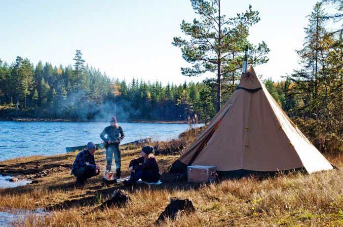 河原でテンティピのテントを張ってキャンプ