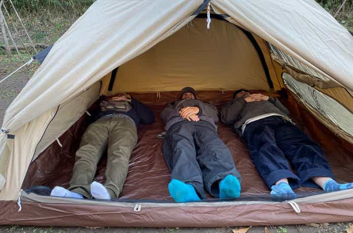 テントの中で大人が寝ている