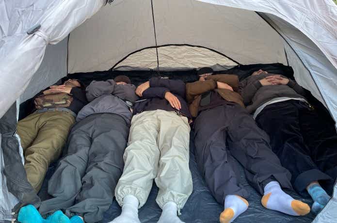 クイックキャンプダブルウォールワンタッチテントで大人が寝ている