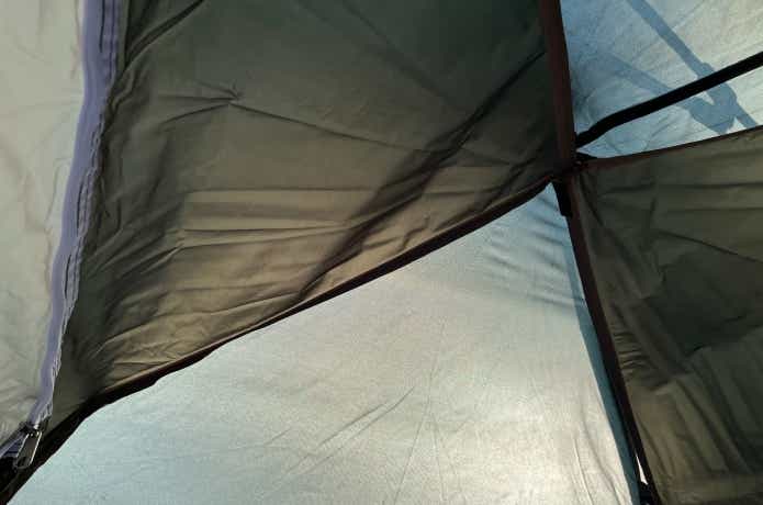 テント内のメッシュパネル