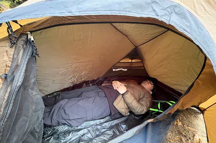 クイックキャンプのワンタッチテントので男性が寝ている