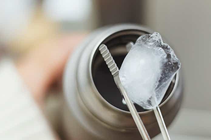 モンベルのチタンアルパインサーモボトルには氷がらくらく入る