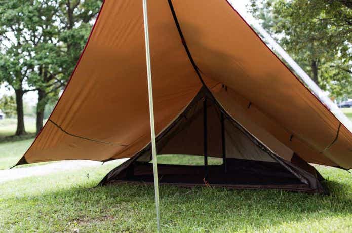 テントを覆うようにタープを設置