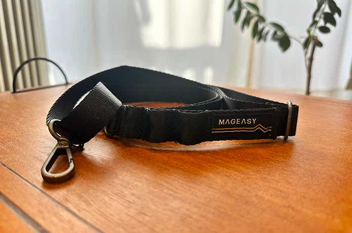 MagEasy「スマホショルダー」単体でテーブルに載せて