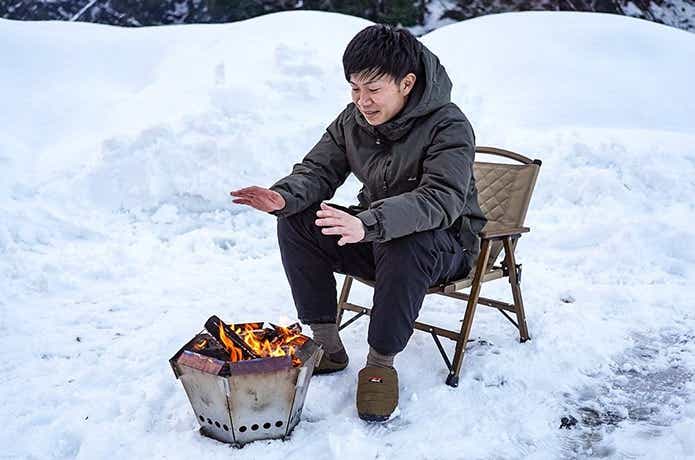 冬キャンプ雪中での焚き火シーン_02