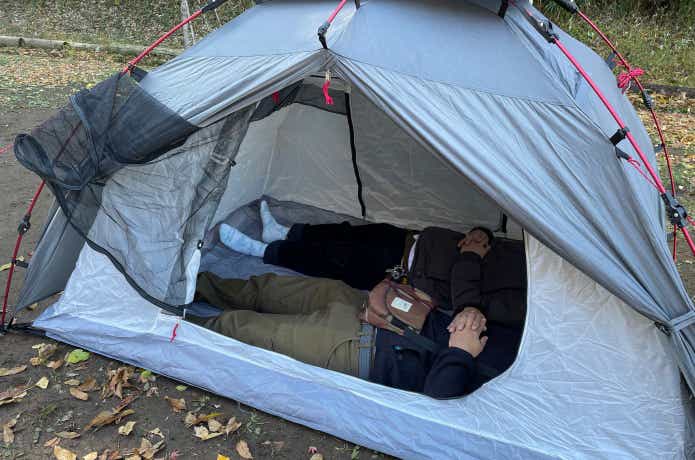 テント内に大人2人が寝ている