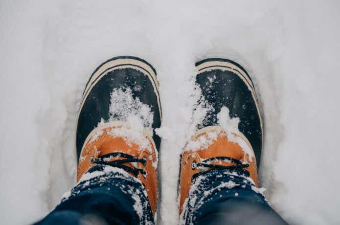 スノーブーツで雪道を歩く