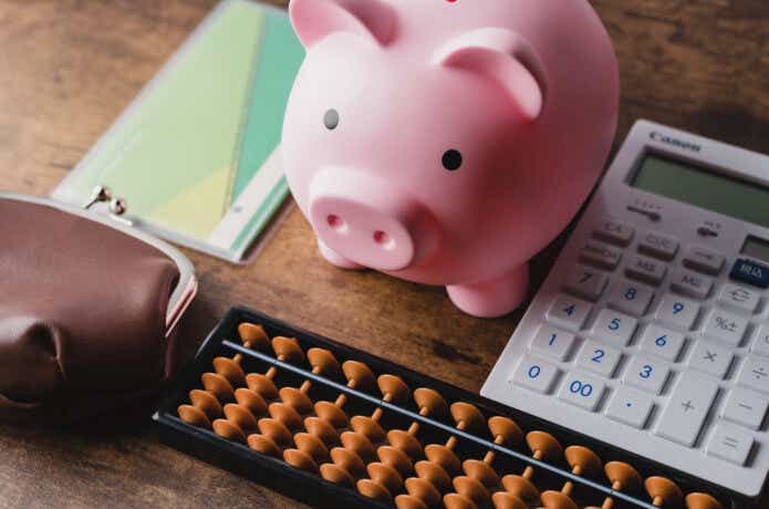 豚の貯金箱と会計道具