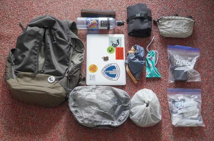 旅行の荷物とバックパック