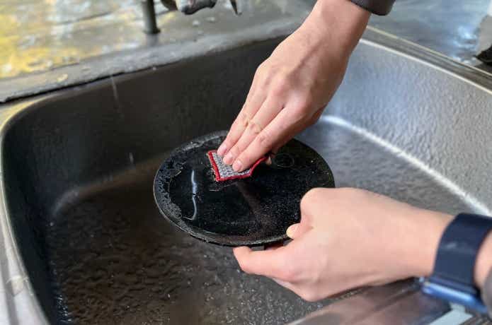 U.L.クリーナーで洗浄される鉄皿