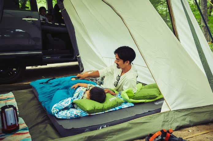 テント内で寝るファミリーキャンパー