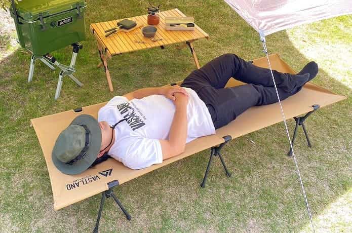 ヴァストランドの「2WAYキャンプコット アップグレード版」で寝ている男性