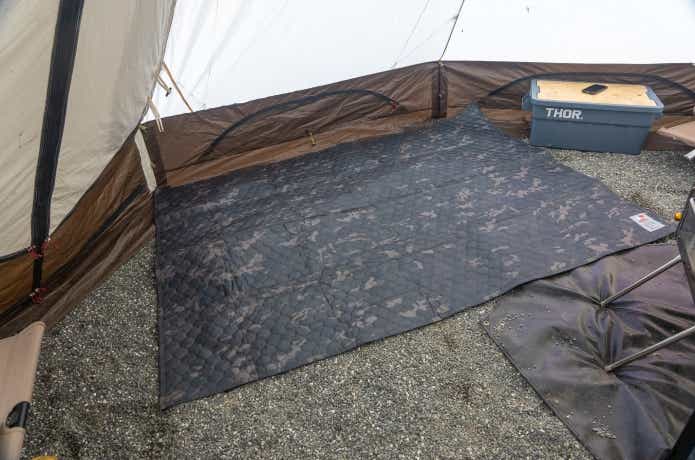 オレゴニアンキャンパーのアルミパディングマットをテント内に敷く