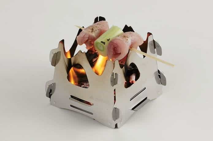 SOTOの「ミニ焚き火台 テトラ」で焼き鳥を焼いている