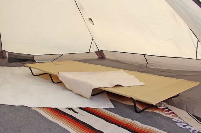 DODの「バッグインベッド」がテント内に置かれている