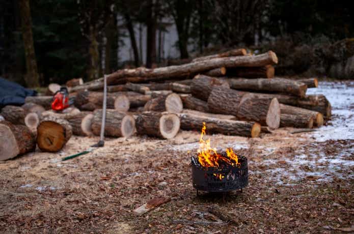 外作業も焚き火しながら薪作り。
