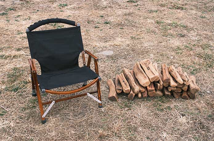 積み重なったピカ薪と椅子
