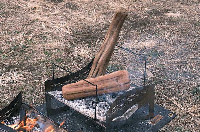 熾火に置いたピカ薪