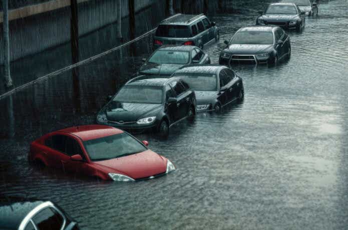豪雨で水没した車