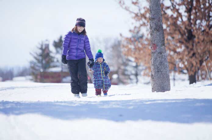 親子で雪の上を歩く