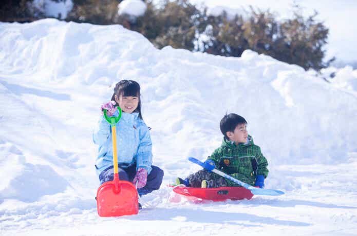 雪遊びをしている子ども