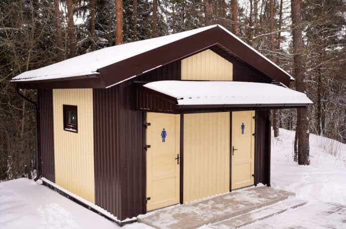 冬のキャンプ場のトイレ