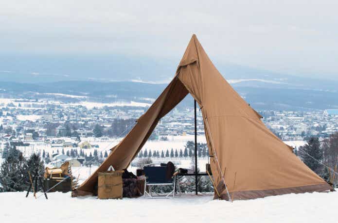 雪の中に建つワンポールテント