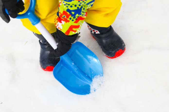 雪を掘る子ども