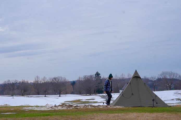 雪中キャンプ中の男性