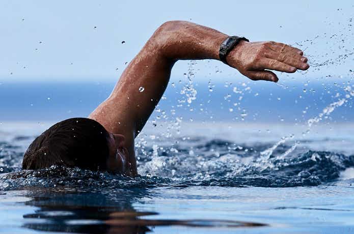 防水時計をつけて泳ぐ男性