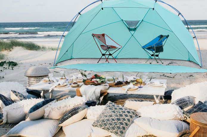 海の前にビーチテントを建ててくつろぐ