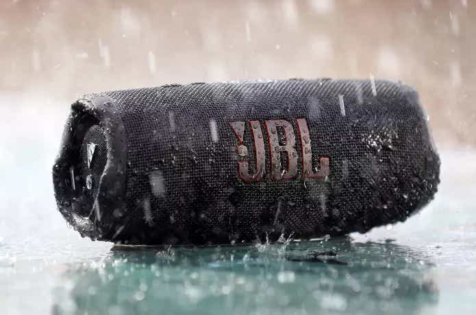 JBL Charge 5が濡れている
