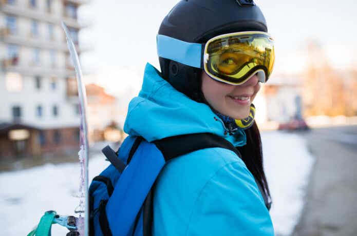 スノーボード用ヘルメットを被る女性