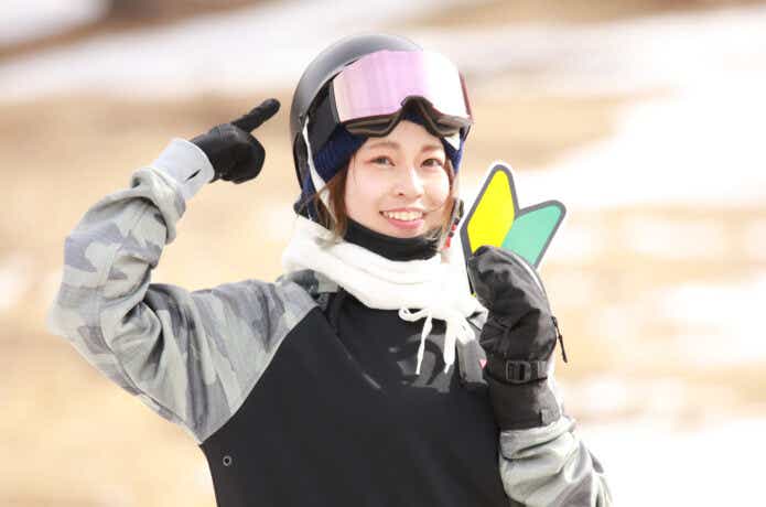 スノーボード用ヘルメットを被っている日本人