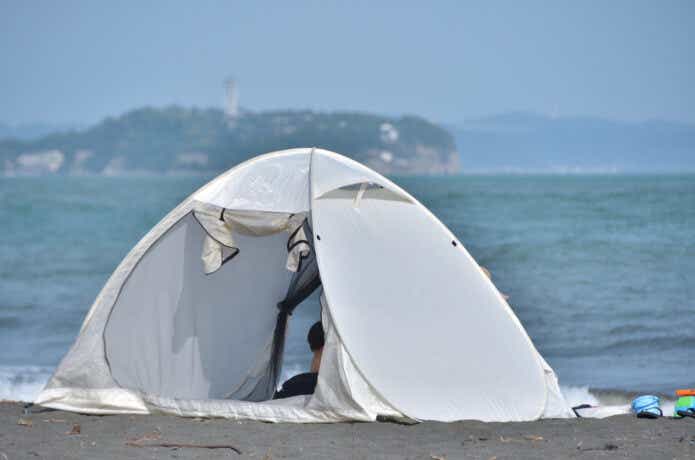 白いビーチテント