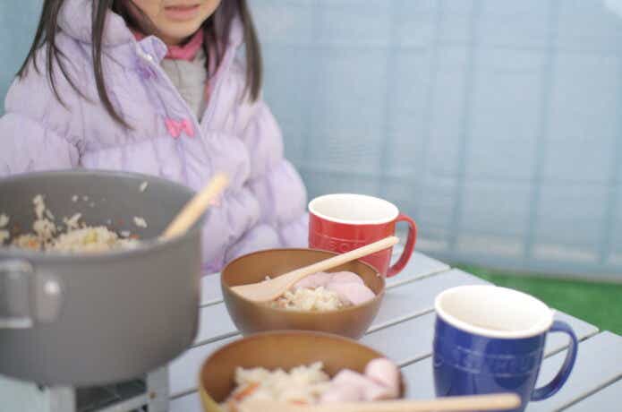 キャンプ用バーナーで炊飯したご飯と子供