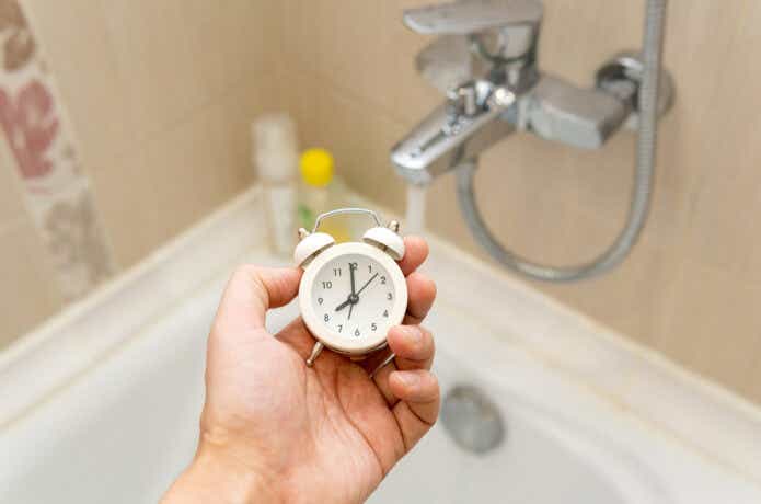 浴室で時計を使っている