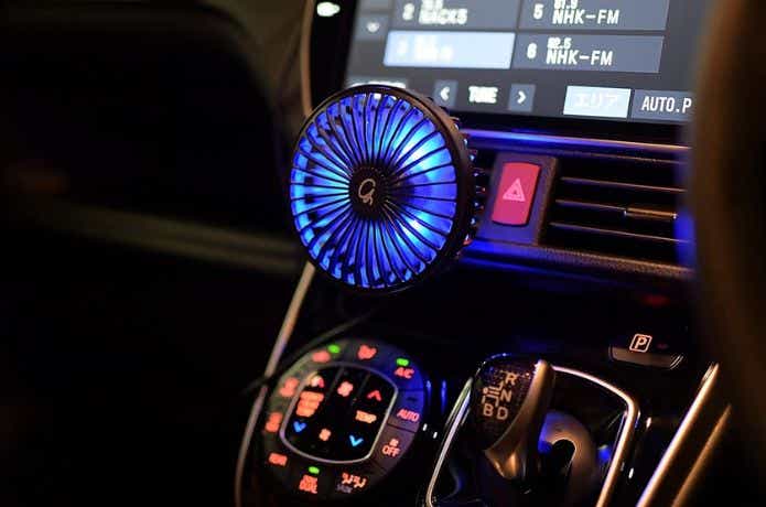 LEDライトが光るエアコンの送風口についた車中泊用扇風機
