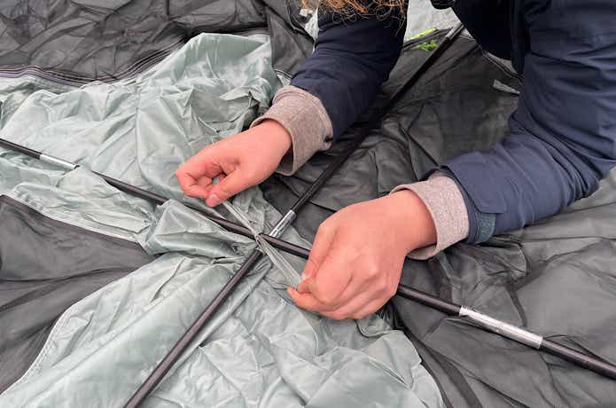 エンドレスベース テントのインナーテントのフレームがクロスする頂点をひもで結ぶ