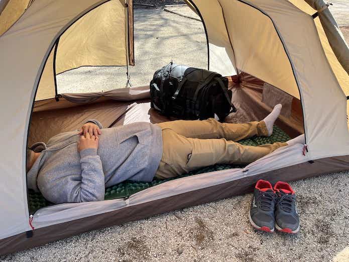 テントの中で人が寝ている