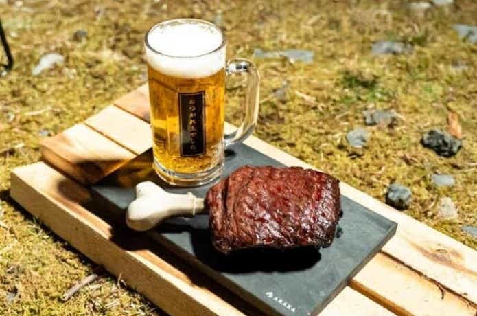 ビールとマンガ肉の骨　キャンプ飯